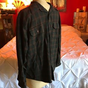Men’s button-up plaid shirt long sleeve
